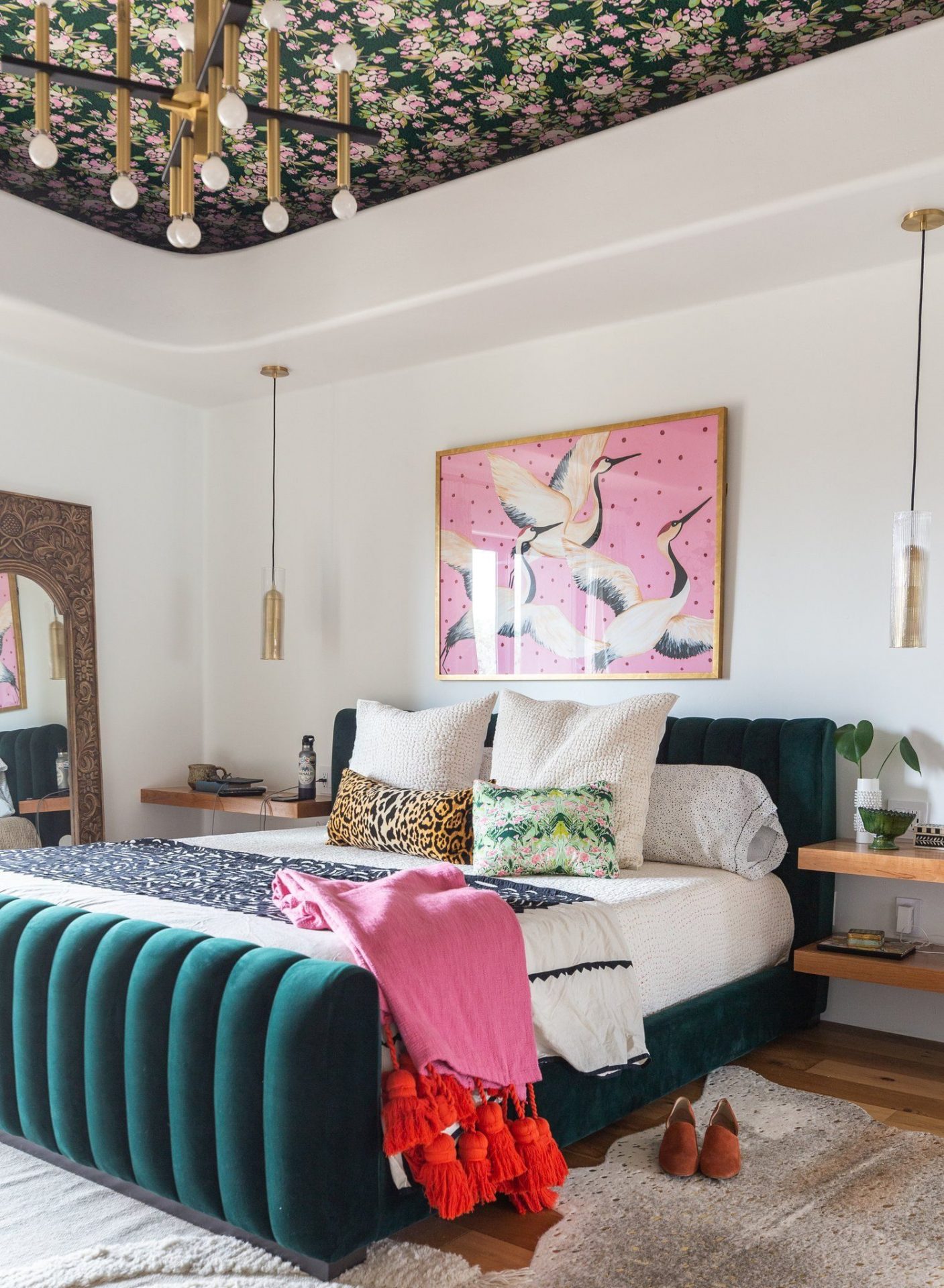 Photo of a colorful bedroom with swan picture on the wall