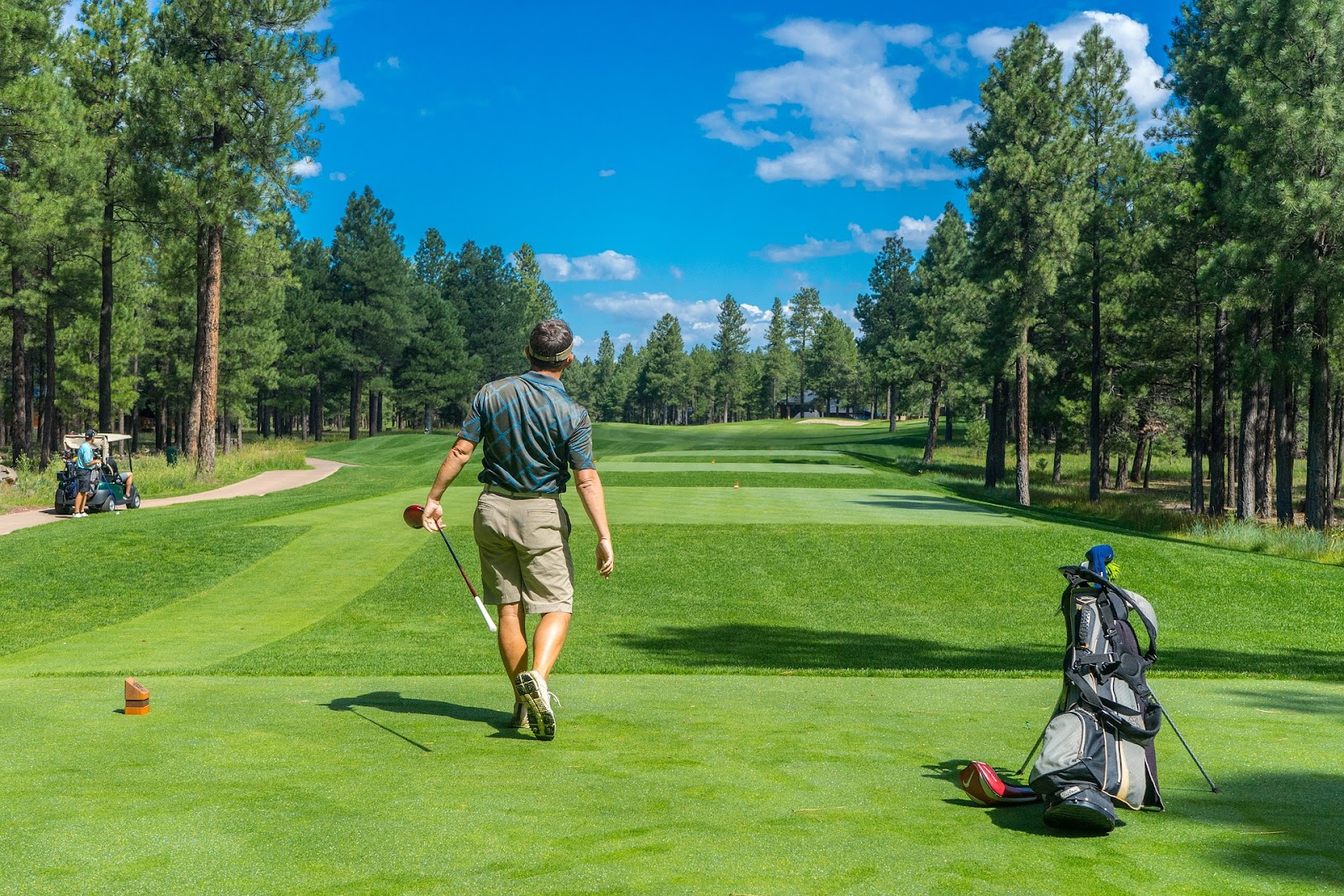 Photo of a man playing golf