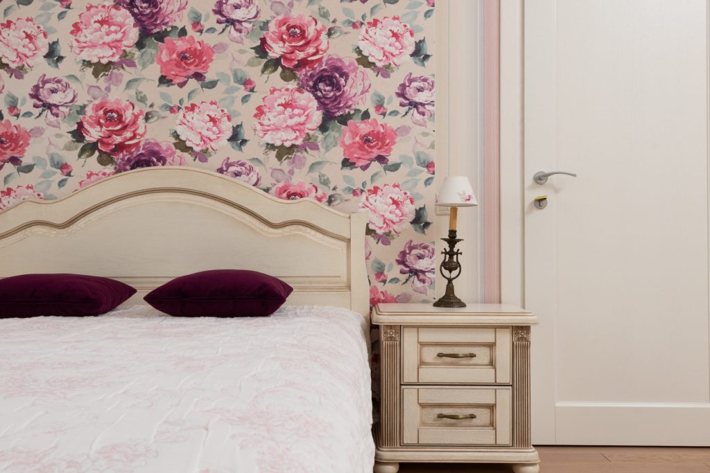 Elegant Wallpaper in Room Design